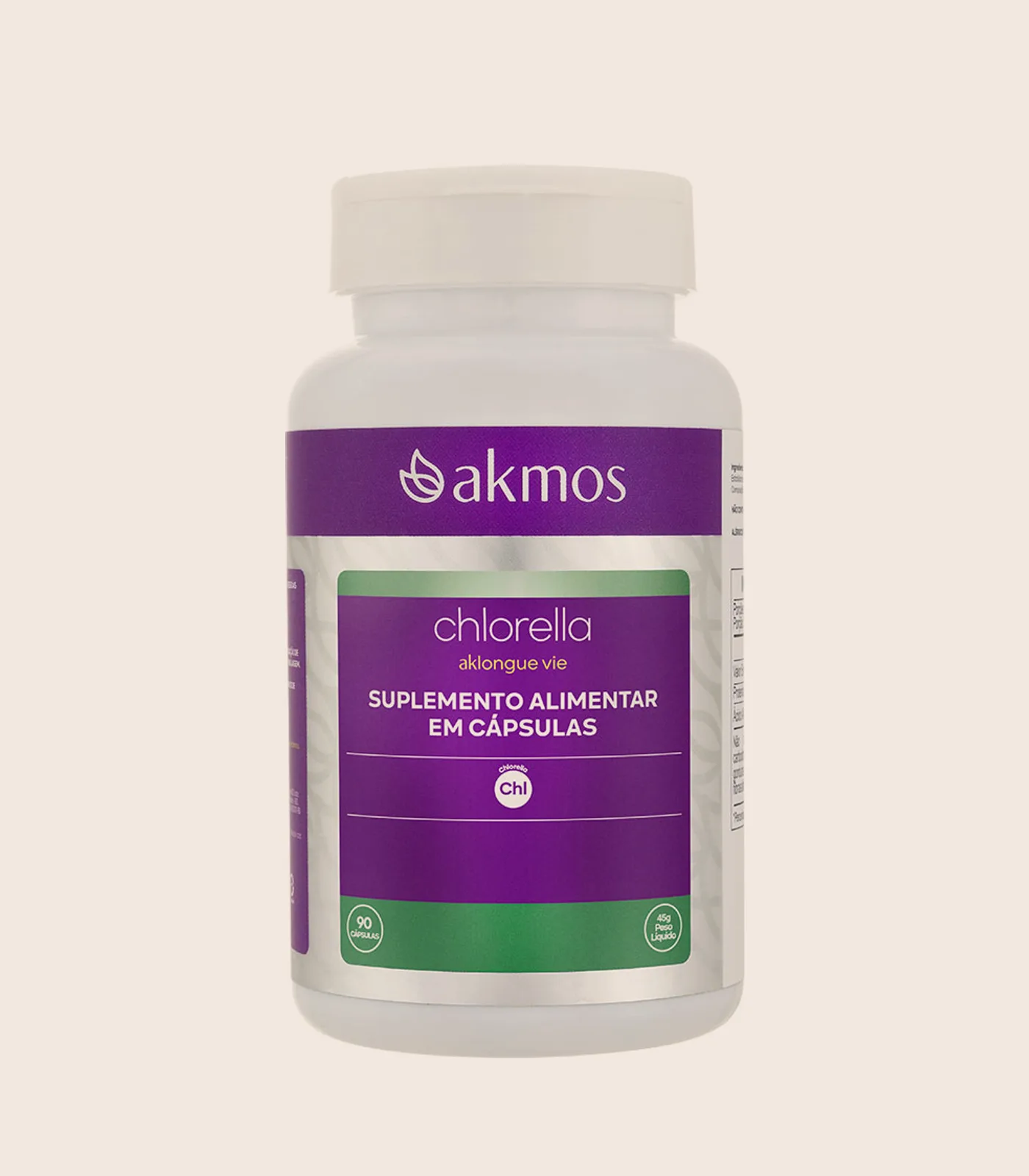 Chlorella, embalagem Akmos sobre fundo areia.