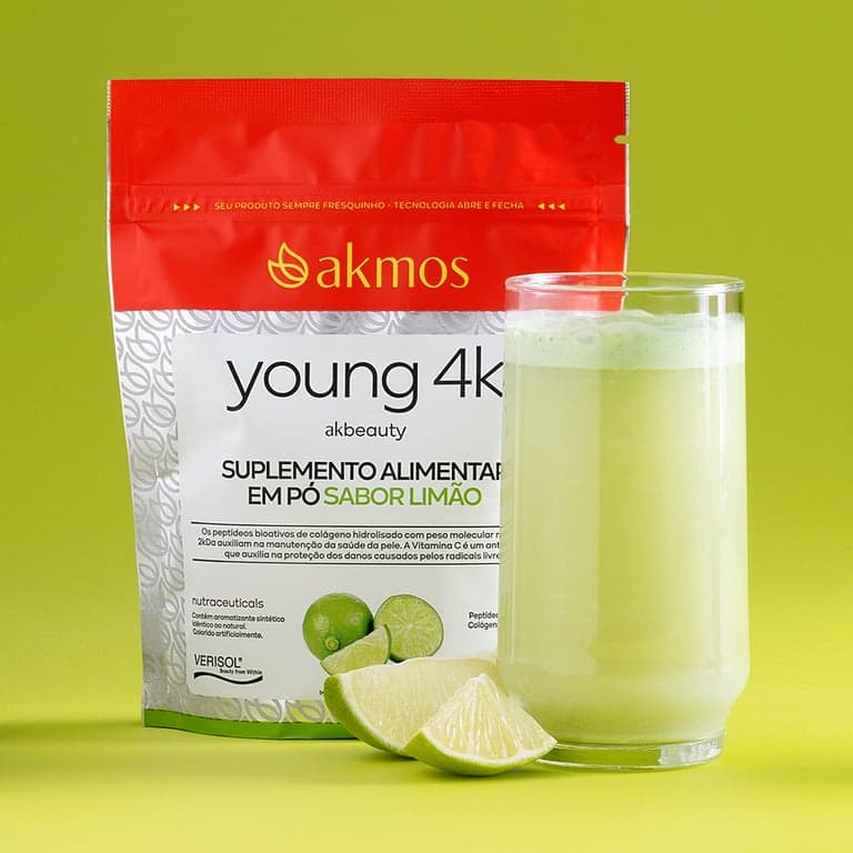 Colágeno Young 4K da Akmos sabor limão, com um copo da bebida e fatias de limão. Foto da Akmos.