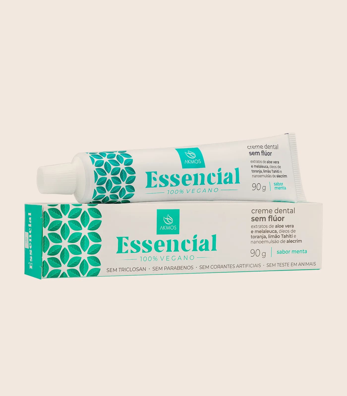 Creme dental vegano AK Essencial, embalagem Akmos sobre fundo areia.