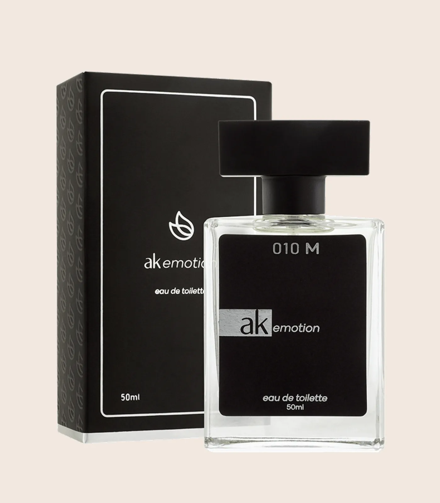 Perfume AK Emotion masculino, embalagem Akmos sobre fundo areia.