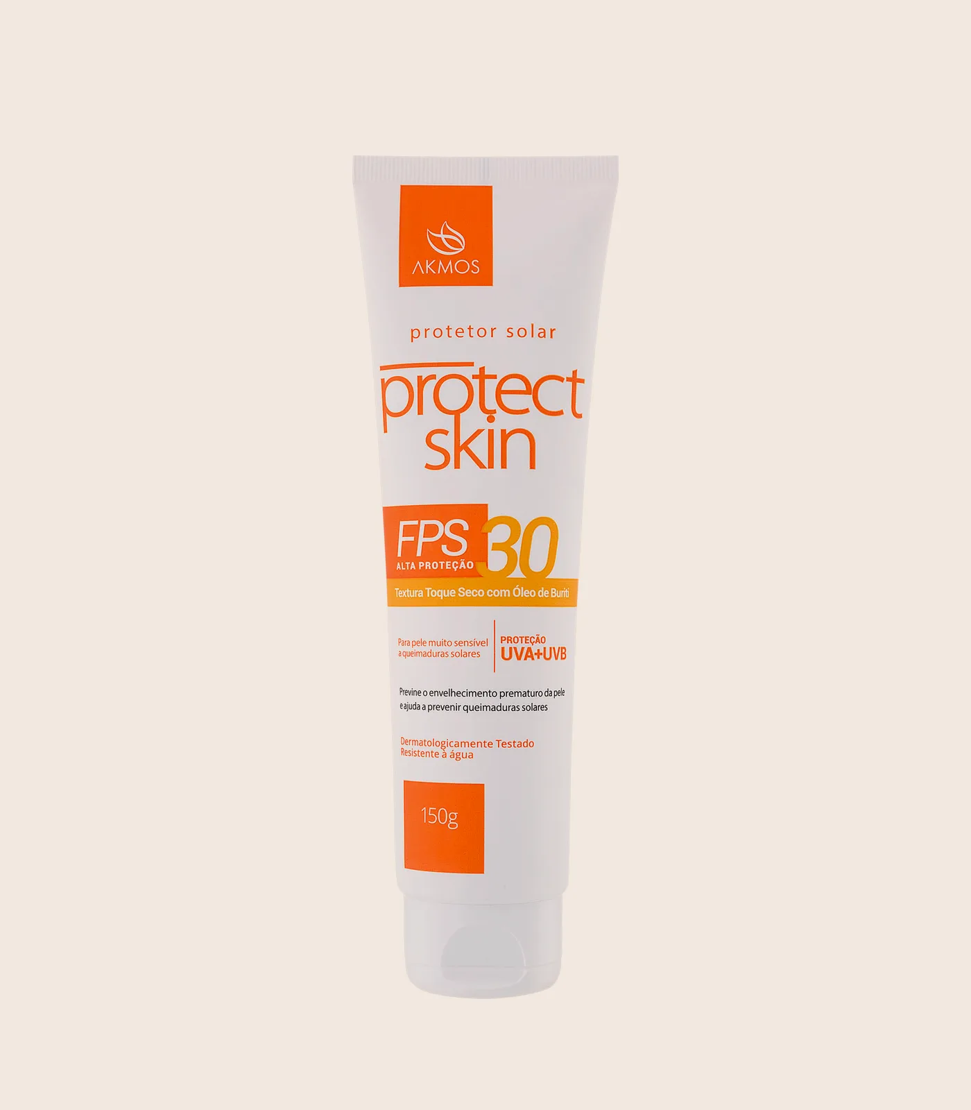 Protetor solar Protect Skin FPS 30, embalagem Akmos sobre fundo areia.