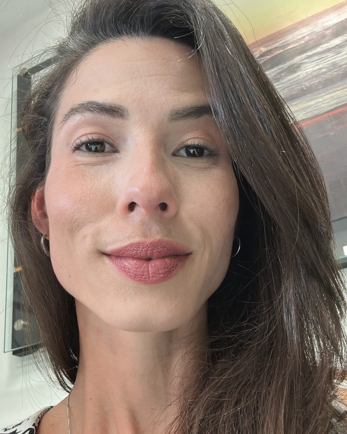 Camila Balieiro em retrato natural, cabelo solto, olhando para a câmera.